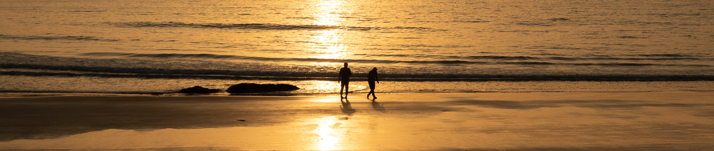 couple-on-the-beach-at-sunset